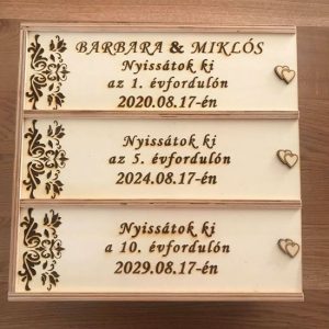 Háromrészes boros ajándékdoboz egyedi felirattal, névvel és dátummal