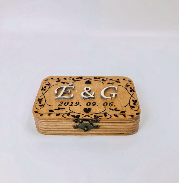 Gyűrűtartó doboz esküvőre egyedi dátummal és kezdőbetűkkel