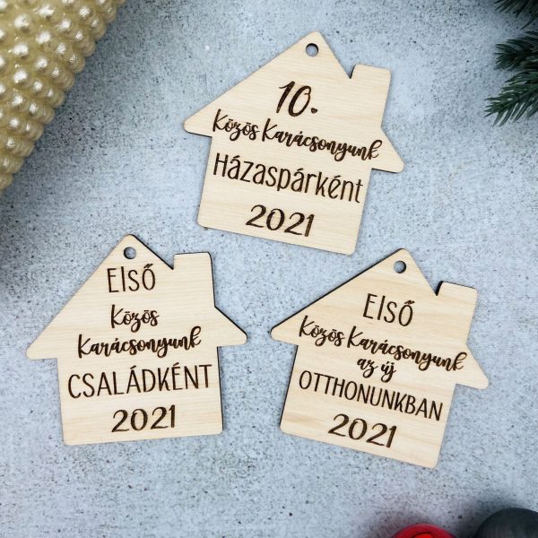Házikó formájú karácsonyfadísz egyedi felirattal