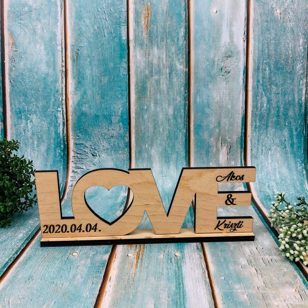 "Love" feliratú asztali dísz egyedi nevekkel és dátummal