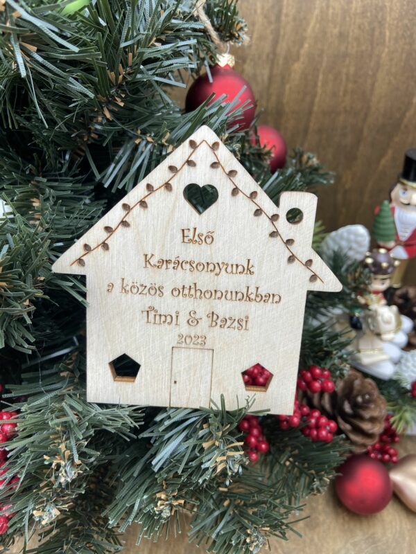 Karácsonyfadísz egyedi felirattal és évszámmal