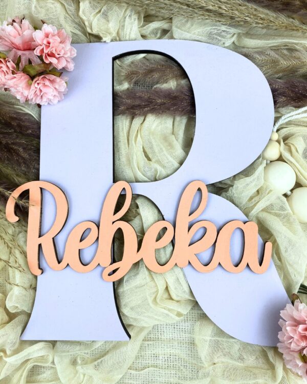 Baba névtábla színes kezdőbetűvel "Rebeka"