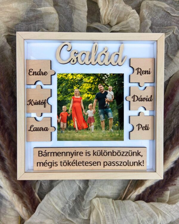 Családi képkeret puzzle mintával
